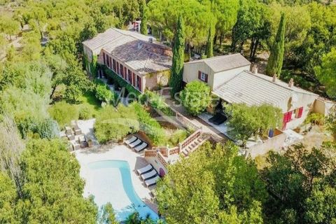Discover the potential of this interesting property located in Grimaud, close to the village and several shops. The property features 1 hectare of land and consists of an 11-room hotel with a restaurant, a 140m² house with 4 bedrooms, an independent ...