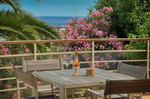 Magnificent contemporary apartment of 150m2, located in a small, secure and very well-maintained residence with swimming pool and janitor. With a southern exposure and sea view, the apartment is located at 50 meters from the beaches, port and restaur...