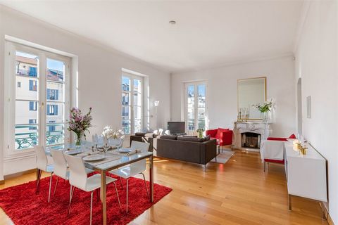 Nestled in the beautiful town of Nice (Carré d'or), this stunning apartment is now for sale. The wonderful clear views are definitely a highlight. The living space of this flat is around 123 sq. m. Upon entering the apartment, an attractive hall lead...