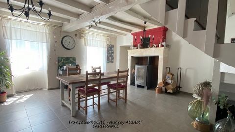 A vendre Maison charentaise située entre PORT D'ENVAUX et SAINTES, dans un hameau tranquille et pas isolé, Elle est composée d'une cuisine équipée, un beau séjour lumineux de 30 m² avec un poêle à bois, un salon chaleureux, une chambre parentale avec...