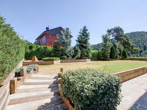 Beautiful detached house located in a privileged enclave; La Cerdanya. Built with high quality materials and an exquisite design. It consists of three floors where, each of them, surprises us with its functionality and good taste. The house has two a...