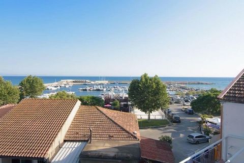 Via Torre: A few steps from the port and the center of Marina di Casal Velino, we manage the sale of a nice apartment on the third floor of a building less than 50 meters from the sea. The solution consists of: entrance - living room with fireplace, ...