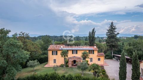 Fucecchio Auf dem Hügel von Fucecchio, in der Nähe der Stadt, befindet sich diese unabhängige, elegante und perfekt gepflegte Villa, umgeben von einem bepflanzten Garten von 3000 Quadratmetern, die perfekte Oase der Ruhe und Erholung, in der Sie die ...