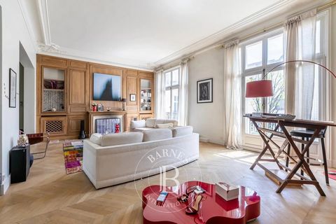 Paris 8th Triangle d'or - Apartment on the 4th floor South - 3 bedrooms and a box parking In the heart of the golden triangle between Place François 1er and the banks of the Seine, this apartment is located on the 4th floor in the quiet courtyard of ...