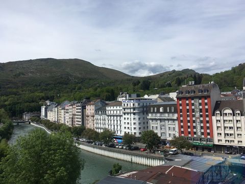 LOURDES SANCTUARIES - Pleasant rented studio of 23 m2 with balcony offering an unobstructed view. It has an entrance with cupboard, a living room with fitted and equipped kitchen and a bathroom with toilet. Annual rent: €2,000 Well maintained condomi...