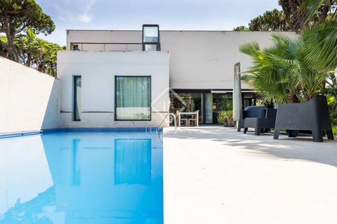 Lucas Fox presents this impressive property located in the exclusive setting of Gavà Mar, a few meters from the beach, with incredible landscapes, where nature blends with elegance in an incomparable environment. This wonderful villa offers an except...