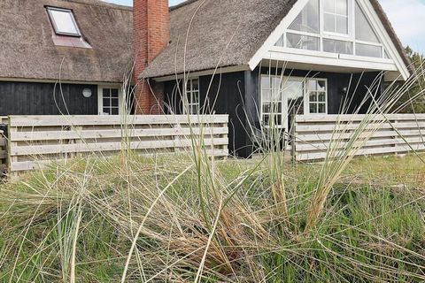 Nur etwa 300 m vom herrlichen Strandufer in Blåvand finden Sie dieses für die Saison 2021 renovierte, reetgedeckte Ferienhaus mit hauseigenem Pool, Whirlpool und Sauna. Das Ferienhaus ist über zwei Ebenen erbaut und bietet vom oberen Wohnbereich sowi...