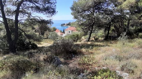 Sumartin, island of Brač, land of approx. 5.018 m2. Part of the land of 800 m2 is in construction zone while the rest of the surface is currently agricultural land and in the future it is expected to become construction land. The land has an open vie...