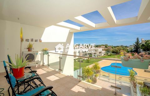 Located in Albufeira. Magnificent semi-detached 4-bedroom villa with fully equipped studio in the basement, located in a green area surrounded by pine trees and only a short walk from Maria Luísa beach and several restaurants in the area. Condominium...