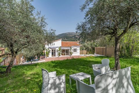 With a very nice view on the Grasse hillsides and with 2 seperate entry's, we find this villa divided in 2 appartments with 5 bedrooms and 3 bathrooms. 2 kitchens, 2 living rooms, 2 terraces, and possibility to connect the 2 parts or make 2 seperate ...