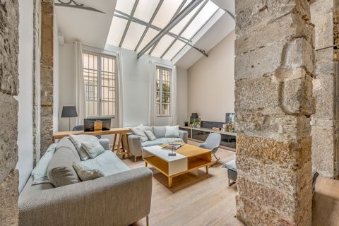 In the fashionable and dynamic 1st arrondissement of Lyon, the three-bedroom appartement has kept his old town style within in a fresh and luminous interior. Situated at the bottom of the slopes of Croix Rousse, you are really closed to hyper city ce...