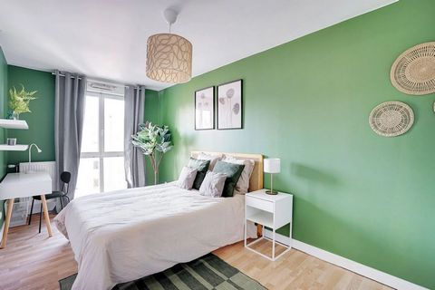Faites de cette chambre de 14 m² votre nouveau chez-vous ! Entièrement repensée et décorée par nos architectes, elle a tout pour vous plaire. Avec ses teintes de vert et de blanc, vous retrouverez dans cette chambre : un lit double, un bureau et un t...