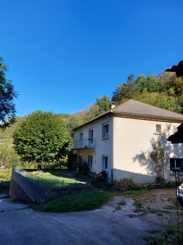 House with land, from 1970, largely renovated, with quality materials (insulation, double glazing, electric roller shutters, electricity, plumbing, wood boiler etc.)? It is divided into 2 single storey levels, each allowing for 2 accommodations. On t...