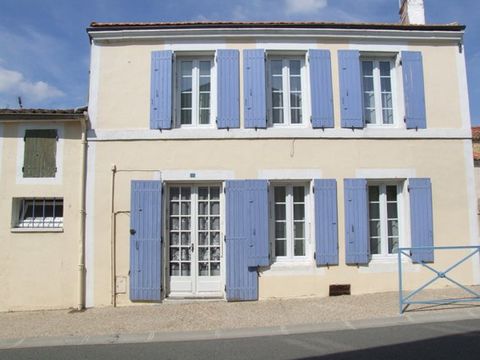This pretty village house is located in Muron Muron has a bakery, a mini market, a restaurant, buses to Rochefort and Surgères, hairdressers, a primary school and a weekly market. The house includes a living room, bathroom and toilet, dining room and...