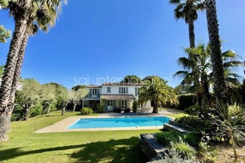 Beautiful villa of 240 m2 - plot of 1534 m2 - 4 bedrooms - 4 bathrooms excellent location with easy access to the center of Saint-Tropez and the beaches of pampelonne - walking distance of bouillabaisse beach Swimming pool - wooded land Features: - S...