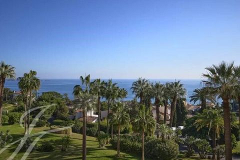 In a luxury residence ideally located in the sought-after La Californie district, this attractive 4-room flat offers 120 sqm of living space with a 30 sqm sea-view terrace. The residence has a concierge service, swimming pool and two tennis courts, a...