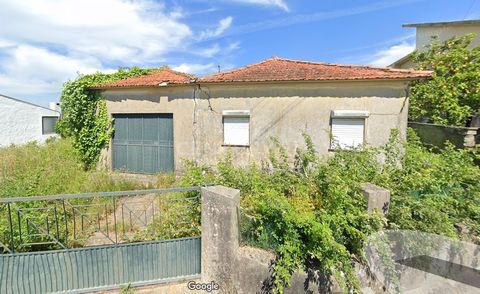 Single storey house for restoration located in the center of Avintes. Address: Rua S. Pedro de Avintes, n.º 123, parish of Avintes, municipality of Vila Nova de Gaia. The property is located on a plot of land with a total area of 2,626m2 and has the ...