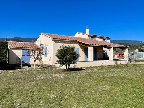 Located in the town of La Motte d'Aigues, 35 min. from Aix-en-Provence, this villa of traditional construction is located on a beautiful plot of 3000m2. In a quiet residential area, this villa facing south, is composed on the ground floor of a large ...