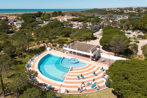 Located in Quinta do Lago. Located in the privileged area of Quinta do Lago, this first-floor T1 apartment offers a modern and cozy atmosphere, with smart space division ensuring maximum comfort. It is east/west oriented, providing natural light thro...
