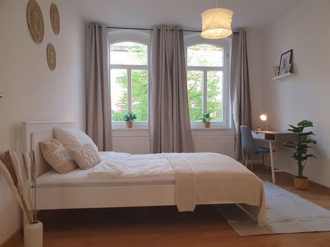 Inviting and light-flooded two-room flat, freshly renovated, lovingly decorated and fully furnished - a place where you immediately experience the feeling of 'home'. The view from the window provides peace and quiet in a green residential area, which...