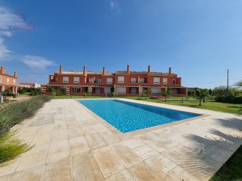 For sale House V3 in Private condominium - Orange Grove Development, Alcantarilha, Algarve Gated Community composed of: 22 semi-detached houses with an underground garage 11 Villas x 2 Bedrooms (111.5 m2) 11 Villas x 3 Bedrooms (150.3 m2) All townhou...