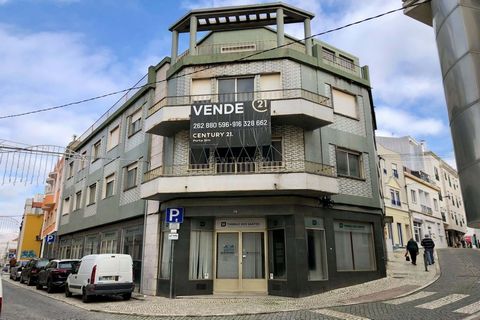 Building with lift, in the center of the city, composed by basement, bottom floor with a large size commercial area with two entries, it gives the possibility to divide and get more income. On the first and second floor, 2 apartments T7 on the top fl...