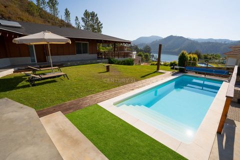 Excellent 4 bedroom villa, integrated in a private condominium on the Castelo de Bode Dam. Construction of 2020 in concrete and wood coating, it consists of living room with kitchen and porch, 4 bedrooms (2 suites), swimming pool, barbecue, parking, ...