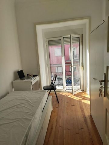 Room for students or digital nomads (18 years old and 30 years old). Room for rent to a student or digital nomad, aged 18 to 30, in an apartment located at Praça 25 de Abril, in Amadora (center, close to the higher arts school, Amadora Central Park, ...