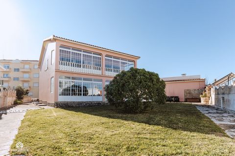 The Puerto Raval villa is a spacious villa, in an extremely calm location just a few minutes from the beach, supermarkets, restaurants and pastry shops. Located in Amoeiras, Santa Cruz, it is a 3-minute walk from the nearest beach and Praia da Formos...
