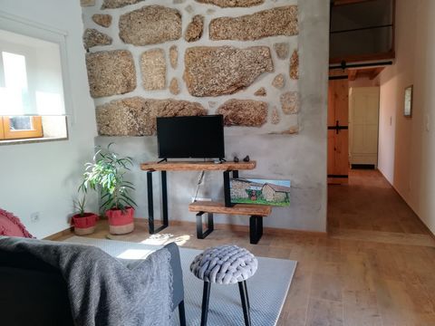 W (AL) Alojamento Local D´Tias znajdziesz odrestaurowany dom, zaprojektowany z myślą o komforcie (termicznym, akustycznym i przyjaznym dla środowiska), w którym możesz cieszyć się oryginalną minimalistyczną dekoracją w stylu rustykalnym. Otaczające p...