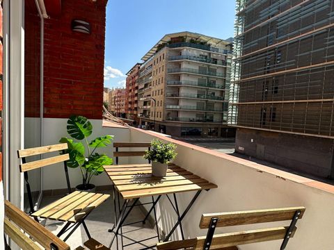 3-bedroom holiday apartment with capacity for up to 6 people located in one of the best areas of Malaga. Pier One is just 950 meters away, Vialia Shopping Center and Train and AVE station 550 meters away, the bus station 650 meters away, Antonio Band...