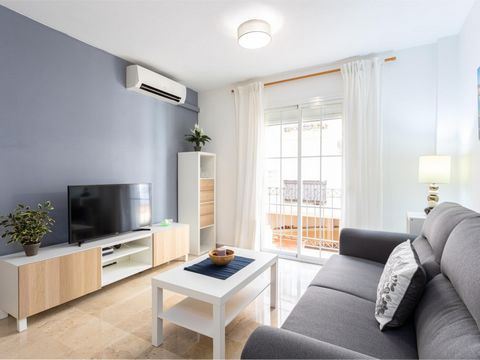 This apartment for 4 people is located close to the city center (Picasso's birthplace: 800 m) but away from the crowded areas of Malaga. It is local, which means that you will also have local restaurants and bars at a lower price than the downtown ar...