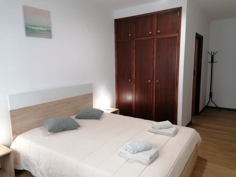 Room with private bathroom in a duplex apartment, located in the historic center of Nazaré, very quiet Weekly cleaning included in the price and change of clothes and towels