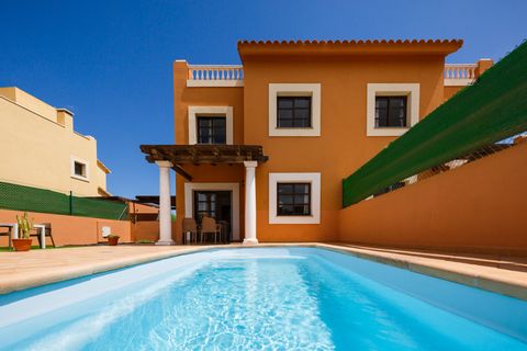 Este alojamiento con estilo es perfecto para disfrutar de tu familia, amig@s o pareja en un entorno paradisiaco como es Fuerteventura. El alojamiento se encuentra enclavado en un entorno inigualable, pegado a la reserva volcánica por la que podrás pa...