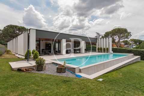 HOUSE WITH GARDEN, GYM AND CINEMA ROOM IN BOADILLA DEL MONTE. aProperties presents design and efficiency housing built in 2019. The property is distributed on two floors on a plot of 1,742 meters with access to green area from the large garden. Stone...