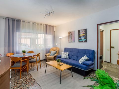 This apartment is only 5 minutes walk from the beach, ideal for families with children as it has a beautiful park just 20 meters away. It is located in the coastal town of Vilassar de Mar, with a very quiet atmosphere. The property is configured on a...
