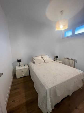 Lovely room for rent with a double bedroom, private bathroom and working/studying room. We are looking for students to come and stay with us for short period of time (few months) and enjoy the experience of living with a Spanish family.