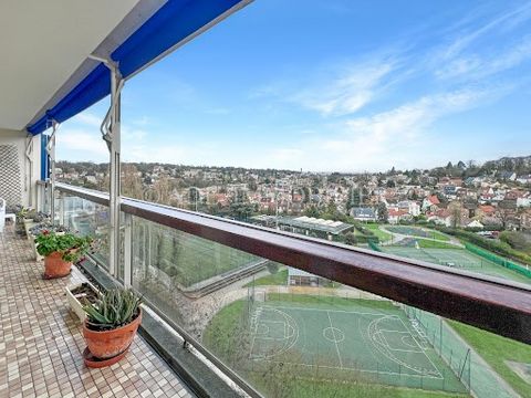 In a sought-after area, near the city center, Résidence La Prairie with caretaker, benefiting from a magnificent park, close to shops, schools, transport as well as sporting activities. On the EIGHTH AND LAST FLOOR WITH ELEVATOR, 4-room apartment con...