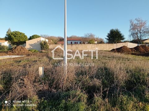 Located in Saint-Nazaire-sur-Charente (17780), this 543 sqm plot offers a prime location just 300 meters from shops and amenities. Ideally situated, it is fully serviced and provides easy access to water, electricity, and municipal sewage systems, th...