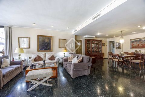 This apartment is located on the upper floor of a building built in 1969, with well-maintained common elements, located on an elegant street in the Pla del Remei neighbourhood , very close to the emblematic Colón Market and the Río Turia Gardens. one...