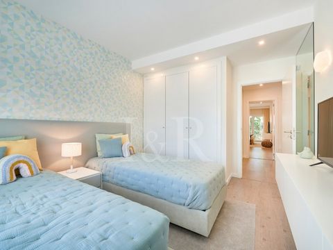 Très spacieux appartement de 4 pièces de 149 m2, situé dans le programme immobilier Vila Viva, à Vila Franca de Xira. Cet appartement dispose d'un salon de 37 m2, d'une cuisine équipée fermée et de trois chambres à coucher, dont une avec salle de bai...