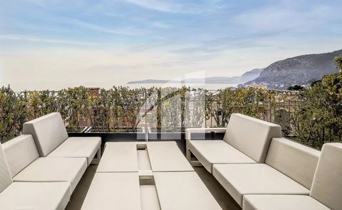Cap d'Ail // City center // 2 minutes away from Monaco. This superb modern villa, spanning over 225 sqm, has been tastefully renovated in 2021 with luxurious amenities and enhanced security measures. Upon entry, natural light floods the expansive liv...