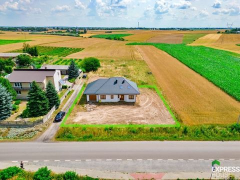 I invite you to familiarize yourself with the sale offer of a detached, two-storey house in Garbów, a 20-minute drive from the center of Lublin. The plot on which the building was erected has dimensions of 31m x 31m and an area of 957m2. It is locate...
