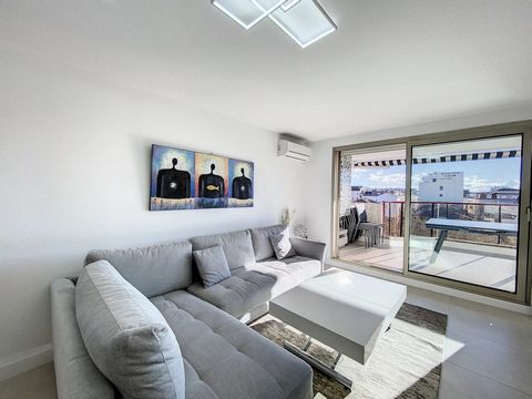 Located in the heart of Cannes Banana, in the center of Rue d'Antibes and a 2-minute walk from the beaches, on the top floor, a superb duplex apartment with a living area of 124m2.The apartment has been completely renovated with beautiful amenities. ...