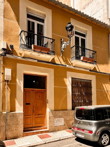 Investment opportunity in the heart of Malaga Step into this charming apartment located in the renowned La Merced neighborhood, the birthplace of Picasso. On Calle Peña, you'll find this one-bedroom apartment, offering an excellent location and ...