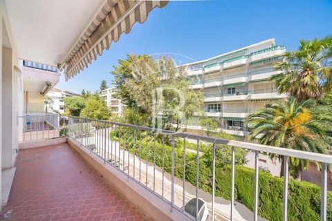 Cannes Basse Californie: Behind the Croisette, in a secure residence with a caretaker, this 87 sqm 2-bedroom apartment with a beautiful west-facing terrace. This apartment, in need of renovation, comprises an entrance, a west-facing living room openi...