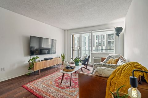 A pleasant urban life awaits you in this 13th floor condominium offering a spacious bedroom, a versatile office, a charming balcony, a practical locker and 1 secure indoor garage for one vehicle. Enter to discover the elegance of the walnut-colored m...