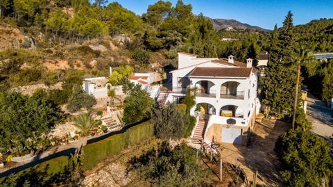 Finca with sea views and 2 apartments for sale in Benissa This country house with enormous potential is located in the green, rural area of Partida Ferrandet in Benissa. On a plot of about 5000m2, one finds peace, space and beautiful views of the nat...