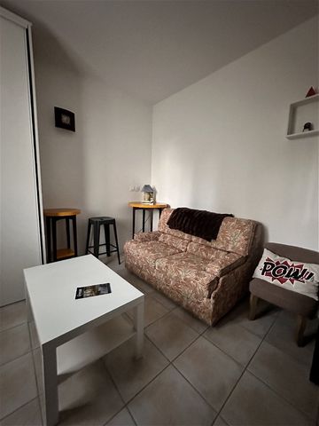 In a quiet, tree-lined residence close to the city center of Bayonne, Studio of approximately 12 m² on the ground floor. Equipped with a small kitchenette with fridge, hob, extractor hood and a bathroom with sanibroyer toilet, it is sold furnished. P...