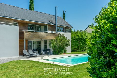 It is at the end of a cul-de-sac, and a few steps from the Cens Valley, that this architect's house is revealed. On a plot of 1000 m2 without vis-à-vis, this bright, functional and charming living space will suit people looking for calm and serenity....
